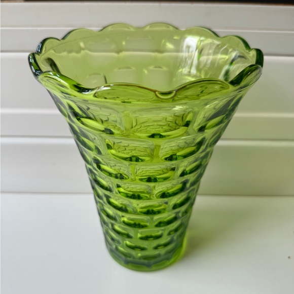 Midcentury beautiful green Colonial Yorktown patterned glass vase. - Picture 6 of 7